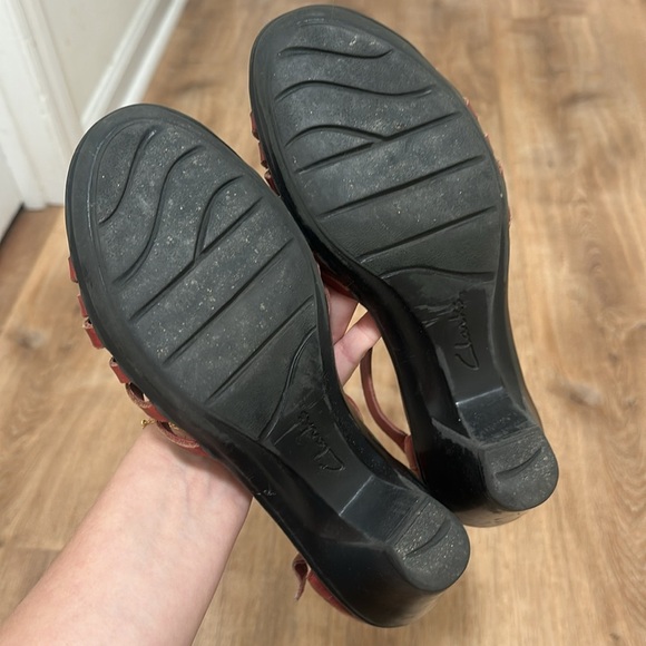 CLARKS | Wide T-Strap Leather Comfort Sandals - Picture 6 of 7